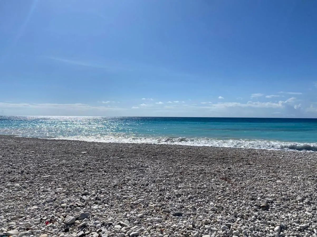 Beachfront Apartment, Quiet 4 Beds, 1 Bath, Ac, Wi-Fi, Hot Water, In Paraiso Near Los Patos 0*, Paraiso (Barahona)